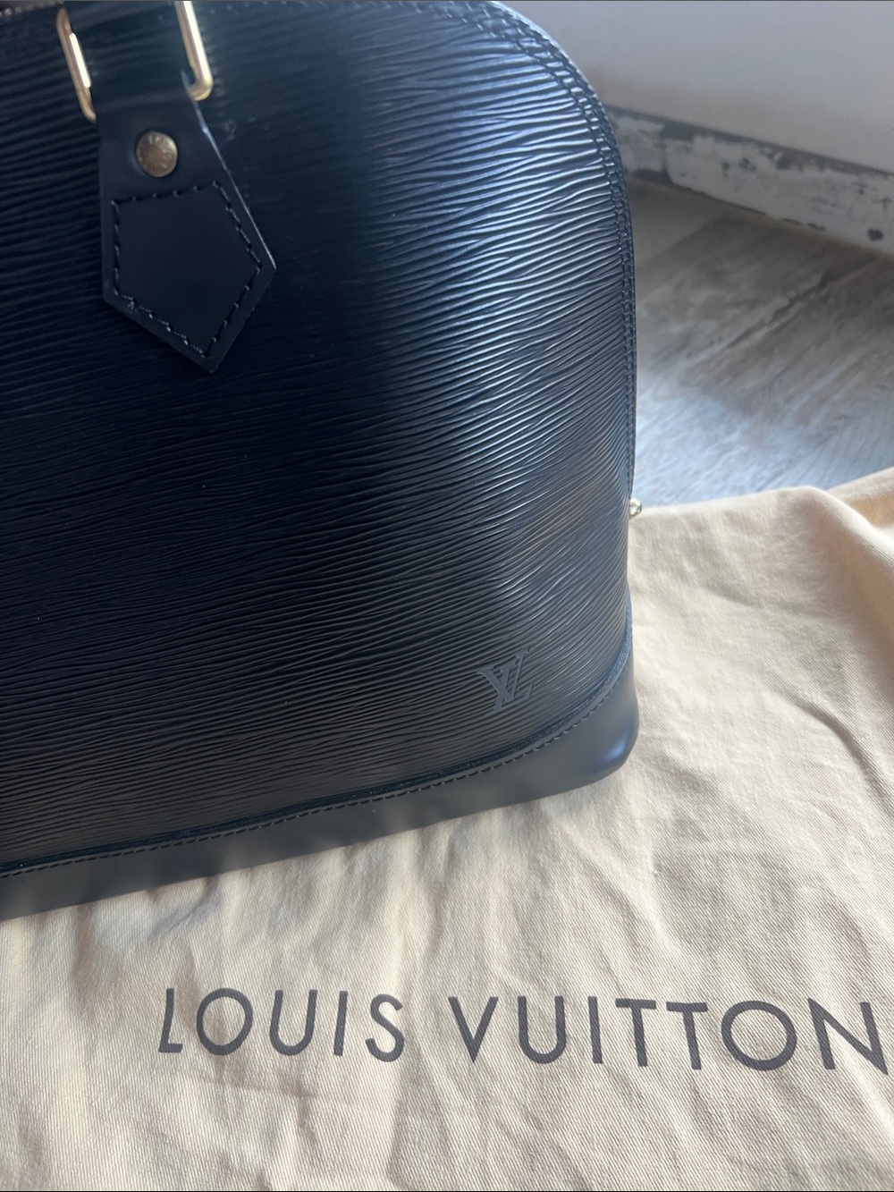 Louis Vuitton Black Epi Alma Satchel with Gold Hardware,in great condition - Picture 2 of 4